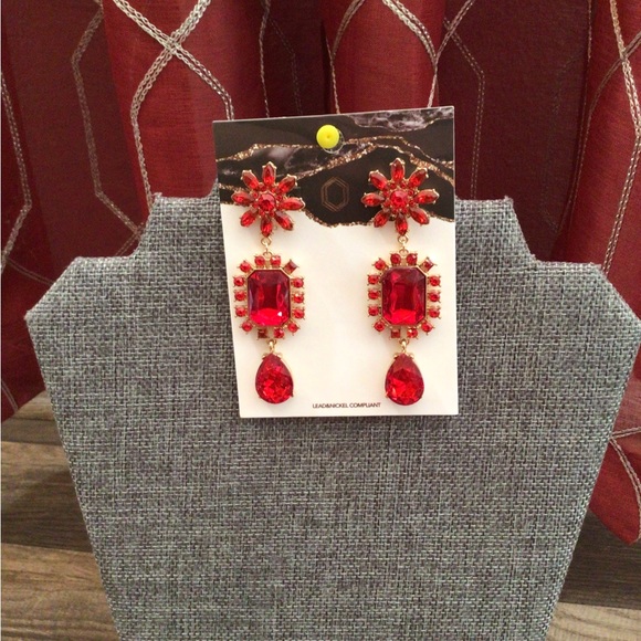 Earring - Picture 1 of 3